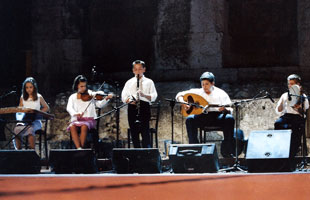 «Περνά-περνά η μέλισσα», Ηρώδειο, 2001