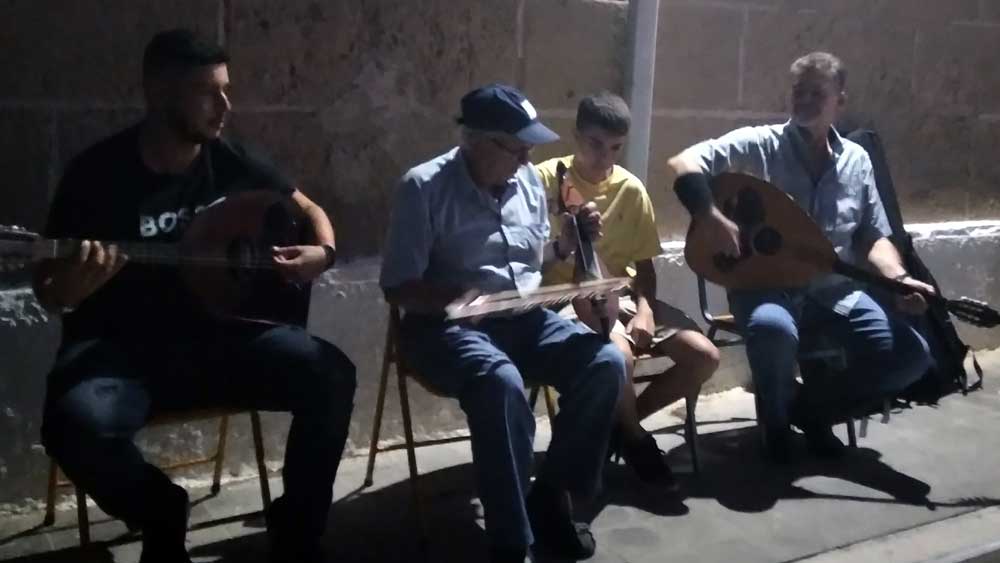 Γλέντι στο προαύλιο του Δημοτικού σχολείου Κάσου. Από αριστερά, Γιώργος Περσελής (λαούτο), Δημήτρης Σ. Περσελής (λύρα), Δημήτρης Κ. Περσελής (λύρα), Φανούρης Καραγκιουλμές (λαούτο). 30 Αυγούστου 2025. Credits Α.Β.